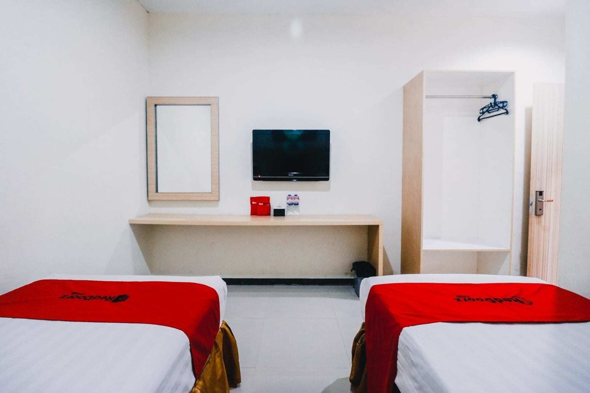 Reddoorz Plus Near Sultan Hasanuddin Airport Macasar Exterior foto